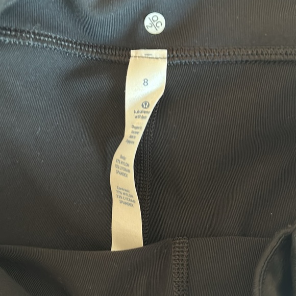 NEW WITH TAGS - Lululemon Venus Crop - Size 8 - Picture 10 of 10